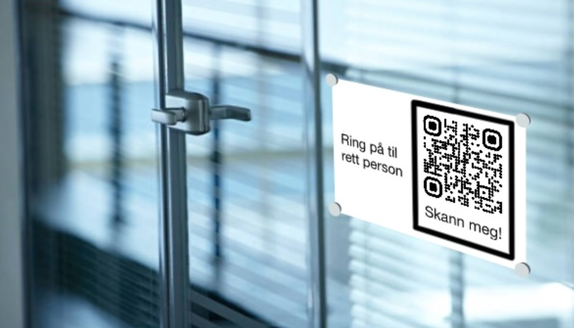 Inngangsdør med skilt med qr-kode